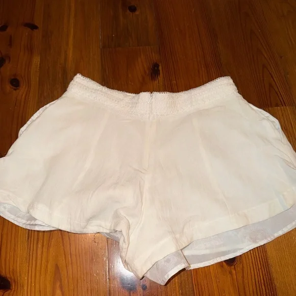 DO+BE White Women’s Shorts - Picture 2 of 3